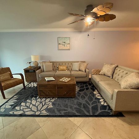 Treasure Island Beach, Fl Waterfront Condo Located Steps Away From The Intracoastal Waterway St. Pete Beach Buitenkant foto